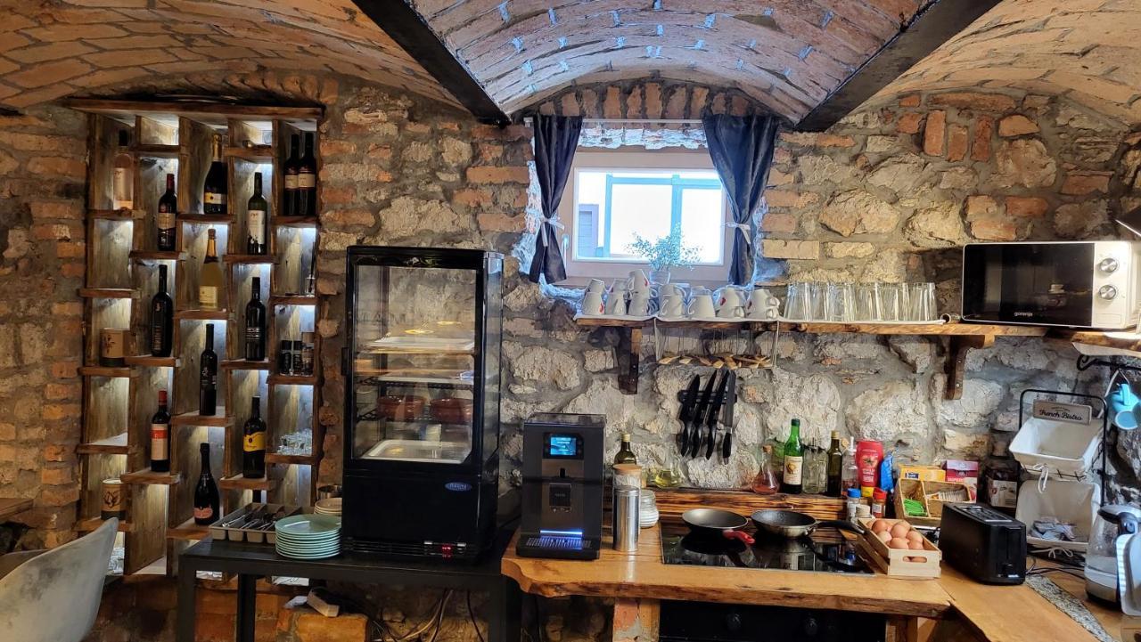Hisa Stare Mame Bed & Breakfast